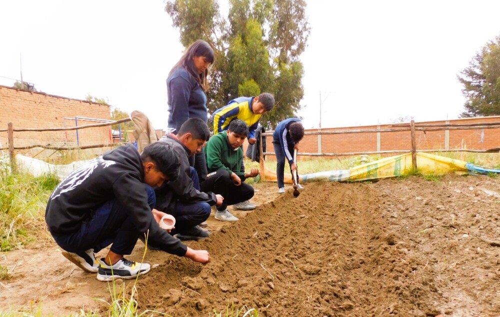 Planting school gardens in Cochabamba